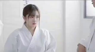 搞沐足按摩女，1500网约漂亮小少妇，网红脸，极品美乳，进门轻车熟路拉窗帘，近景啪啪，骚穴淫液喷涌超刺激